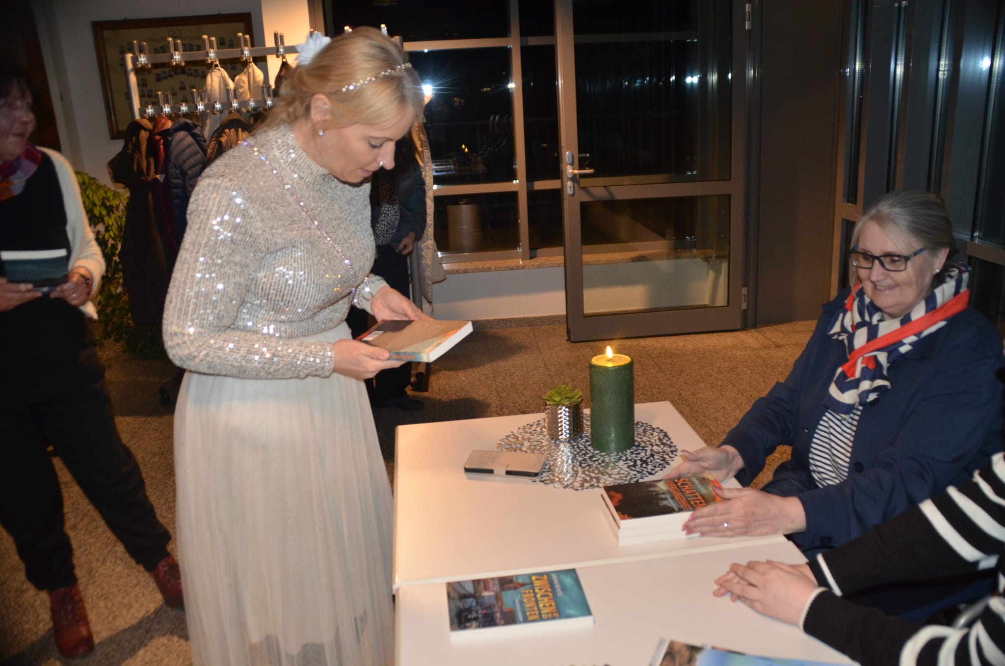 Frau bei Bücherverkauf